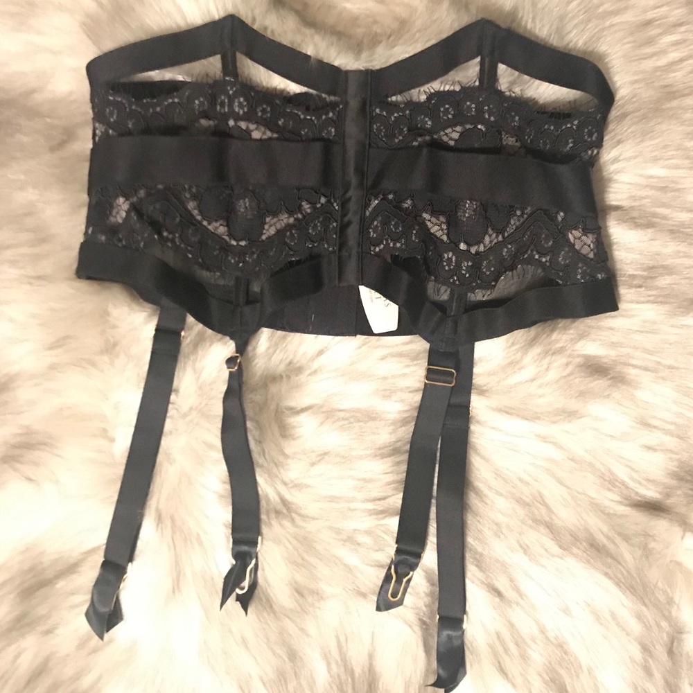 Victoria’s Secret black lace garter belt 💕